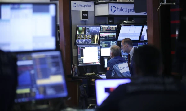 (180521) -- NEW YORK, May 21, 2018 (Xinhua) -- Traders work at the New York Stock Exchange in New York, the United States, on May 21, 2018. U.S. stocks closed higher on Monday. The Dow rose 1.21 percent to 25,013.29, and the S&P 500 rose 0.74 percent to 2,733.01, while the Nasdaq increased 0.54 percent to 7,394.04. (Xinhua/Wang Ying)  - Wang Ying -//CHINENOUVELLE_CHINE012504/Credit:CHINE NOUVELLE/SIPA/1805220847