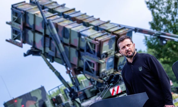 V. Zelenskis sako kalbą prie „Patriot“ gynybos sistemų. Jenso Buttnerio (dpa / „Scanpix“) nuotr.