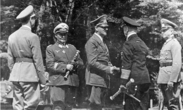 Nuotraukoje iš kairės į dešinę – neatpažintas karininkas, Hermannas Goeringas, Adolfas Hitleris, Erichas Raederis ir Wilhelmas Keitelis Prancūzijos mieste Kompjenėje 1940 m. birželio 21 d. pasirašoma Prancūzijos kapituliavimo sutartis. (Patricko Kovacso / „Reuters“ “ nuotr. )
