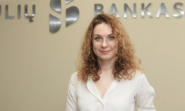 „Investuojant būtina stebėti rinkos svyravimus, kaskart iš naujo įvertinti savo strategiją ir, prireikus, ją pakoreguoti“, – pagrindinę taisyklę investuotojams primena Eglė Džiugytė, Šiaulių banko Finansų rinkų departamento direktorė.