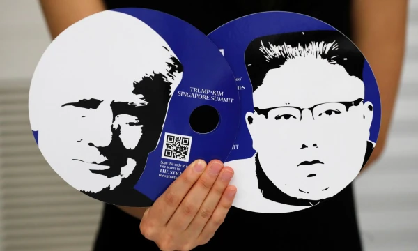 Ruošiantis istoriniam JAV ir Šiaurės Korėjos lyderių susitikimui buvo pagaminta daugybė įvairiausių suvenyrų. Kim Kyung-Hoon ("Reuters") nuotr.