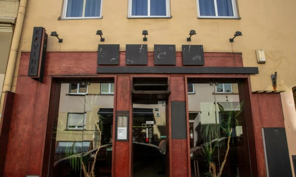 Uždaryta kavinė „Keisti ženklai“ Vilniuje, Trakų gatvėje. Vladimiro Ivanovo (VŽ) nuotr.