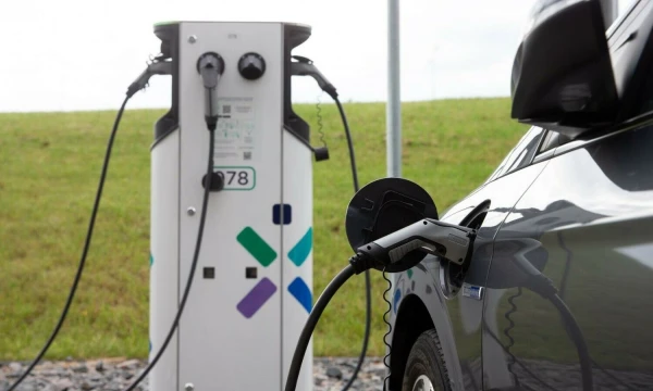 Lietuva kol kas negali pasigirti plačia elektromobilių įkrovimo infrastruktūra, tačiau pokyčiai jau prasideda. Juditos Grigelytės (VŽ) nuotr. Lietuva kol kas negali pasigirti plačia elektromobilių įkrovimo infrastruktūra, tačiau pokyčiai jau prasideda. Juditos Grigelytės (VŽ) nuotr.
