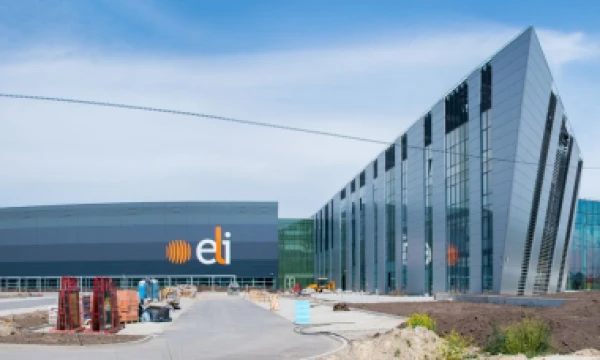 Lietuviai galimybes pritraukti 700 mln. Eur vertės investiciją juokaudami vadina Jono Biliūno „Laimės žiburiu“, tačiau rimtų konkurentų daug nemato. Vienas „Extreme Light Infrastructure“ centrų. 
Organizacijos nuotr.