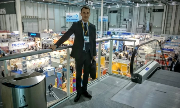 Tomas Valauskas,„Klaipėdos mėsinės“ projektų vadovas: „Daugeliui buvo nepriimtina, kad mes norėjome ilgo atsiskaitymo už prekes termino. Bet mes siūlėme galimybę parduoti produktus naujoje rinkoje į tai neinvestuojant nei laiko, nei pinigų. Todėl kėlėme sąlygą, kad už prekes atsiskaitysime tik tada, kai jas parduosime. "