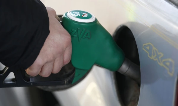 A man fills up his car with unleaded fuel at a Neste gas station in Warsaw. 
Peter Andrews („Reutes“ / „Scanpix“)