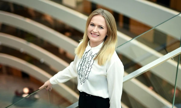 „Bendrovėms, kurios nori toliau sėkmingai vystyti verslą ir tuo pačiu valdyti naujai kylančias rizikas, svarbu žinoti, kad  finansų sektorių šiuo metu krečia tarptautinė kovos su pinigų plovimu karštinė“, – sako Vitalija Liktorė, UAB „KPMG Baltic“ konsultacijų ir neteisėtų veiksmų tyrimų, prevencijos ir ginčo paslaugų darbo grupės vadovė. Ryčio Galadausko nuotr.
