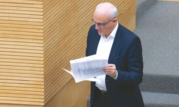 Stasys Jakeliūnas, Seimo Biudžeto ir finansų komiteto pirmininkas, gavo Finansinių nusikaltimų tyrimo tarnybos informacijos, kurioje atsargiai atsiliepiama apie vairuotojų pažymėjimų prilyginimą asmens tapatybės dokumentams. Juditos Grigelytės (VŽ) nuotr.