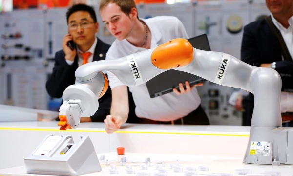 Vokietija ypač sunerimo dėl Kinijos įsigijimų, kai šios šalies investuotojai perėmė vokiečių robotų gamintoją „Kuka“. Wolfgango Rattay („Reuters“) nuotr.