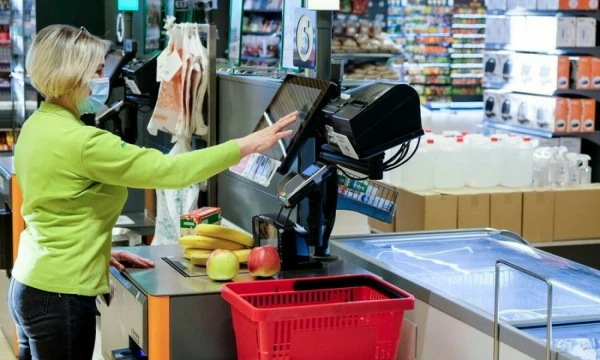„Norfos“ parduotuvėse išbandomos technologijos, kurios padės pirkėjams savitarnos kasose sugaišti kuo mažiau laiko. Vladimiro Ivanovo (VŽ) nuotr.
