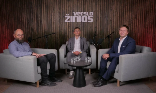 Moderatorisu Ugnius Savickas,  Giedrius Kvedaravičius, vėjo ir nutolusius saulės elektrinių parkus vystančios bendrovės „Evecon“ vadovas Lietuvoje, ir Vytautas Žilys, „Luminor“ banko Didelių įmonių departamento klientų vadovas.