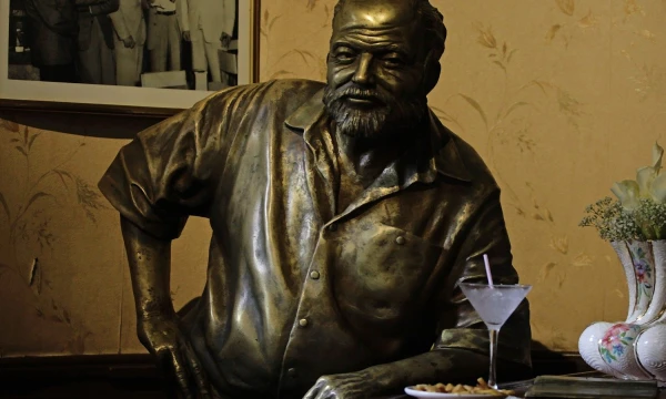 A bronze staue of late Nobel-prize winning author Ernest Hemingway is seen at the ‚Floridita‘ bar in Havana July 2, 2011. REUTERS/Desmond Boylan