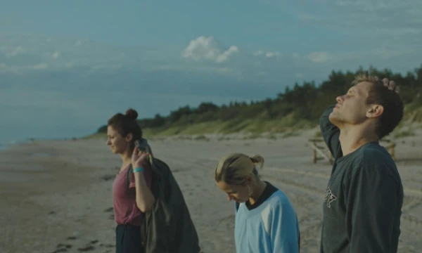 Filme „Išgyventi vasarą“ psichikos negalią turinčių žmonių problemos yra būtent tik paliečiamos. crossingeurope.at nuotr.