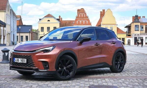 Su mažuoju LBX „Lexus“ tikisi privilioti daugiau naujų, jaunesnio amžiaus klientų. Lino Butkaus (VŽ) nuotr.