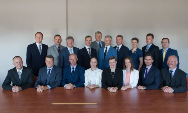 VMU ir Aplinkos ministerijos vadovybė su jau paskirtais 16-os visuomeninių miškų įmonės padalinių vadovais. Ministerijos nuotr.