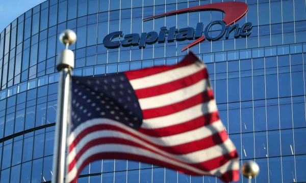 Investuotojus sudomino „Berkshire Hathaway“ naujiena apie „Capital One Financial“ akcijų įsigijimą. Win McNamee („Getty Images“ / AFP / „Scanpix“) nuotr.