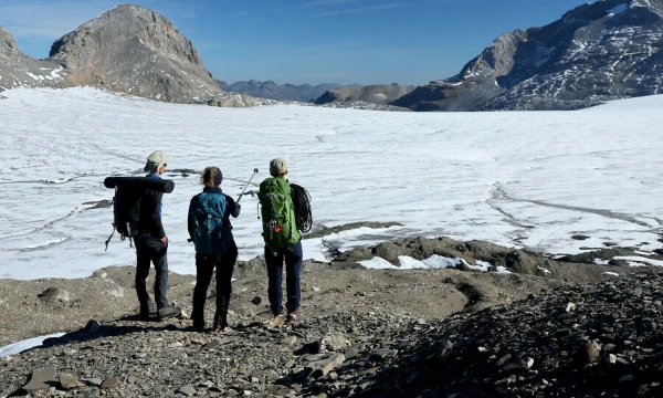 Šveicarijos ledynų stebėsenos tinklo (GLAMOS) nariai ant Plaine Morte ledyno, Krans-Montanoje. 2023 m. rugsėjo 5 d. Deniso Balibouse'o („Reuters“ / „Scanpix“) nuotr.