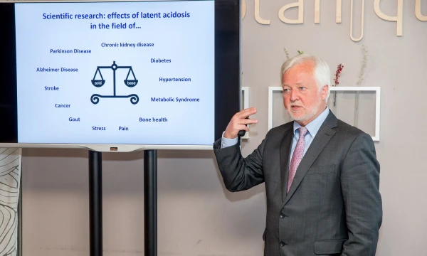 „Greitas gyvenimo tempas ir laiko stoka daugybei žmonių Vakarų šalyse trukdo skirti pakankamai dėmesio mitybai“, – sako biochemijos mokslų dr. Jurgenas Vormannas iš Vokietijos. 
Vladimiro Ivanovo (VŽ) nuotr.