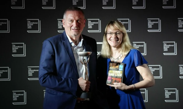 Rašytojas Georgi Gospodinov ir vertėja Angela Rodel, tarptautinio „Booker Prize'2023“ laureatai. Kirsty Wigglesworth (AP / „Scanpix“) nuotr.