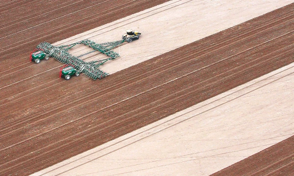 Sėklų ir pesticidų rinka sulėtėjo, tad pramonininkai ieško būdų jai išjudinti.
Danielio Munozo („Reuters“ / „Scanpix“) nuotr.