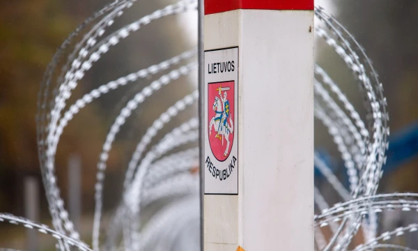 „EPSO-G“ bendrovė „Tetas“ pradėjo spygliuotos vielos tiesimo darbus Druskininkų pasienio užkardų ruožuose ties Baltarusija. Juditos Grigelytės (VŽ) nuotr.