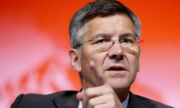 Herbertas Haineris, „Adidas“ generalinis direktorius, teigia, kad robotų revoliucija avalynės pramonėje tik prasidėjo. Michaelo Rehle („Reuters“ / „Scanpix“) nuotr.