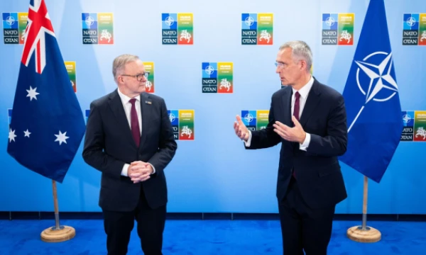 Anthony Albanese, Australijos premjeras (kairėje), ir Jensas Stoltenbergas, NATO generalinis sekretorius. NATO nuotr.