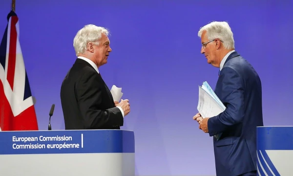 JK derybininkas Davidas Davisas ir jo kolega iš ES Michelis Barnier. Ye Pingfan (Chine Nouvelle / Sipa / Scanpix) nuotr.