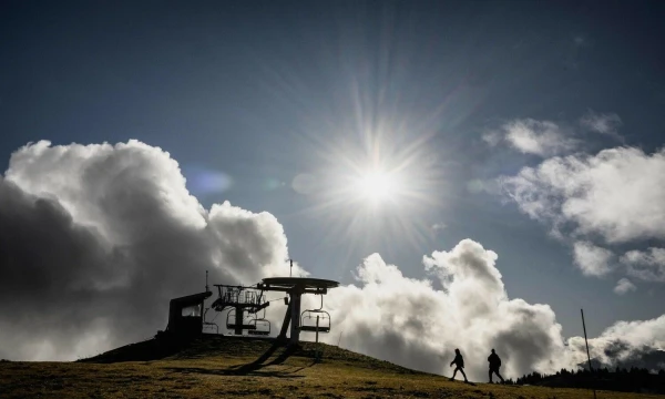 Le Semnoz slidinėjimo kurortas netoli Ansi, Prancūzijos Alpėse, 2022 m. gruodžio 27 d. Jeffo Pachoud (AFP / „Scanpix“) nuotr.