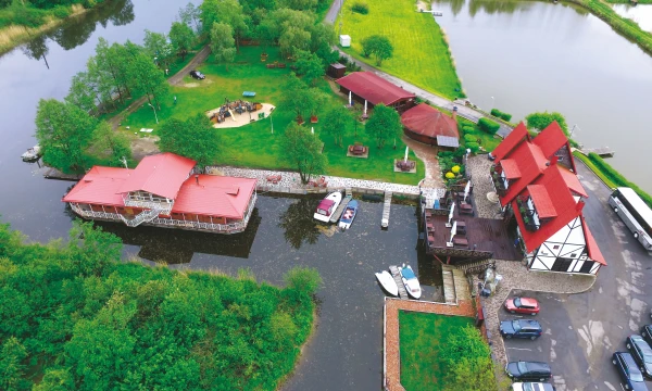 Neseniai veiklą pradėjusiame UAB „Kintai“ žuvų perdirbimo ceche apdorojamos Kintų tvenkiniuose užaugintos žuvys, o produkcija vėliau parduodama firminėse įmonės parduotuvėse.  BENDROVĖS NUOTR. 