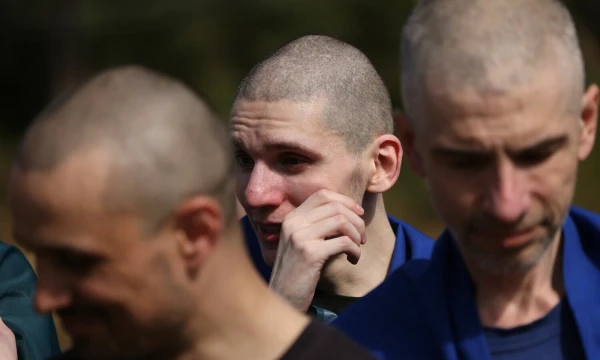 Iš Rusijos nelaisvės paleidžiami ukrainiečių kariai paskutinio apsikeitimo kaliniais metu. Anatolijaus Stepanovo (AFP / „Scanpix“) nuotr.