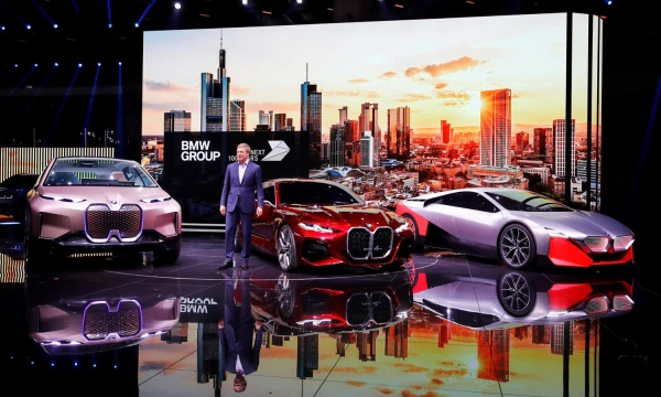 Vienas iš vietinių gamintojų – BMW parodoje pristatė elektros pavarai ir savavaldėms technologijoms pritaikytus prototipus. „Reuters“ / „Scanpix“ nuotr.