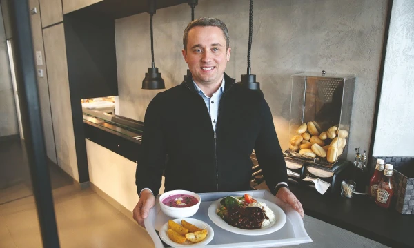 Aurelijus Jasevičius, UAB „Inovatyvūs restoranai“ direktorius: „Mūsų išskirtinumas, kad pateikęs užsakymą klientas sulaukia maisto per porą minučių.“ 
Vladimiro Ivanovo (VŽ) nuotr.
