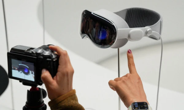 Belaukiant „Vision Pro“, „Apple“ akcijų kaina pasiekė naujas aukštumas, o po pristatymo, pasuko žemyn. Loren Elliott („Reuters“ / „Scanpix“) nuotr.