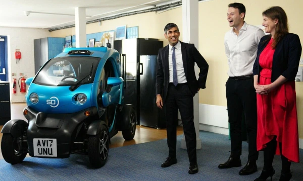 Rishi Sunakas, JK premjeras, lankosi „Wayve Technologies“ būstinėje. Carlo Courto (AFP / „Scanpix“) nuotr.