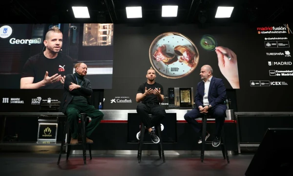 Centre – ispanų virtuvės enfant terrible – Dabizas Munozas, trijų „Michelin“ žvaigždučių restorano „DiverXO“ (Madridas) šefas. „Madrid Fusion“ nuotr.