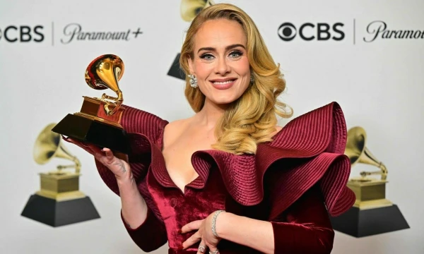 Adele su apdovanojimu už dainą „Easy on Me“ per 65-uosius „Grammy“ apdovanojimus. 2023 m. vasario 5 d. Frederico J. Browno (AFP / „Scanpix“ nuotr.)