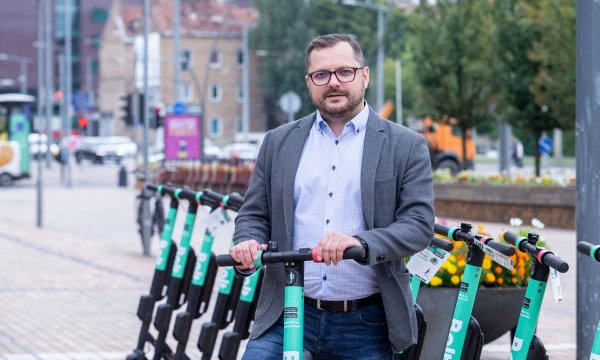 Andrius Pacevičius, „Bolt“ platformos vadovas, tvirtina kad elektrinių paspirtukų nuoma vėliausiai kitais metais pasieks Kauną ir Klaipėdą. Juditos Grigelytės (VŽ) nuotr.