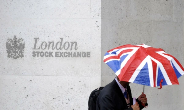 Didysis ketvertas audituoja 98 iš „FTSE 100“ sąrašo bendrovių, kurių akcijomis prekiaujama Londono vertybinių popierių biržoje. Toby Melville‘io („Reuters“) nuotr.