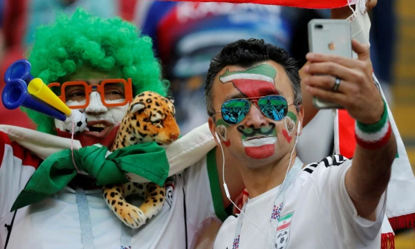 Įžvelgiama tendencija, kad sirgaliams per pasaulio futbolo čempionatą pirmiausia rūpi jie patys ir jų patirtis su draugais. Toru Hanai („Reuters“ / „Scanpix“) nuotr.
