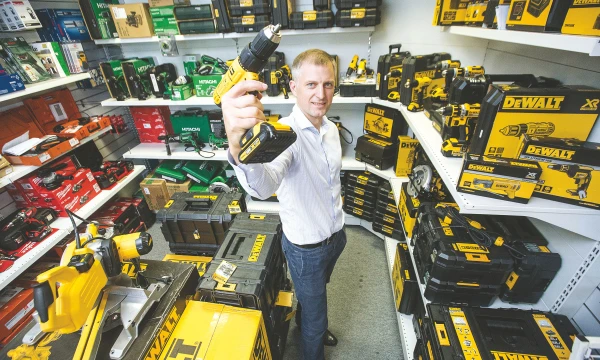 Penkios sėkmingos internetinės parduotuvės skirtingose šalyse ir nė vieno darbuotojo užsienyje – toks UAB „Įran­kiai.lt“ verslo modelis, sako Kęstutis Daukševičius, įmonės vadovas ir savininkas. Juditos Grigelytės (VŽ) nuotr.