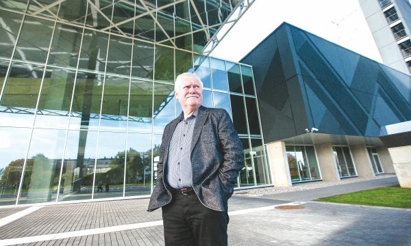 Prof. dr. Vytautas Markevičius, Kauno technologijos universiteto Elektros ir elektronikos fakulteto dėstytojas, su savo darbo grupe kuria verslui įdomius išradimus.  Juditos Grigelytės (VŽ) nuotr.