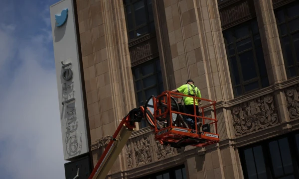 Nuimamas „Twitter“ ženklas kompanijos būstinėje San Fransiske, Kalifornijoje. Carloso Barrios („Reuters“ / „Scanpix“) nuotr.