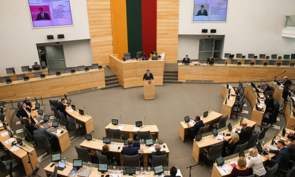 Seimo valdančioji koalicija nesutiko su opozicijos pasiūlymais dosniau finansuoti biudžetininkus. Vladimiro Ivanovo (VŽ) nuotr.