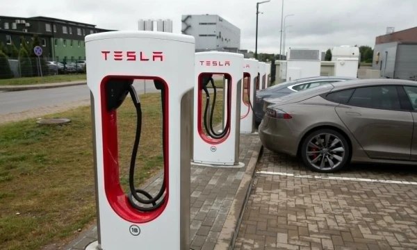 Pirmoji ir kol kas vienintelė „Tesla Supercharger“ elektromobilių įkrovimo stotelė Kauno priemiestyje. Vladimiro Ivanovo (VŽ) nuotr.