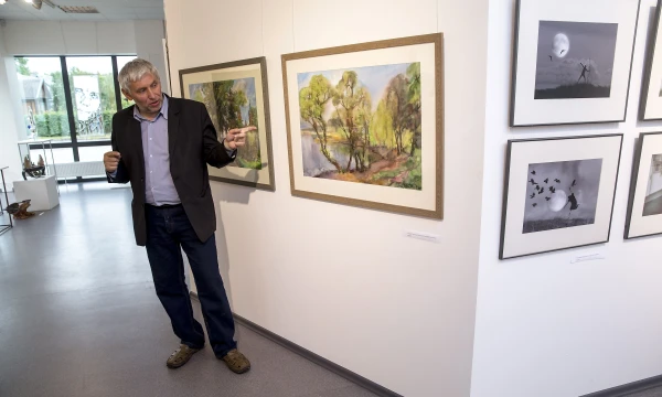 „Mokytojas kūrėjas yra stiprus pavyzdys ir mokiniams, ir kraštui“, – sako dailininkas, fotografas, mokytojas Alvydas Stauskas, Kultūros centro Dusetų dailės galerijos direktorius. Vladimiro Ivanovo nuotr.
