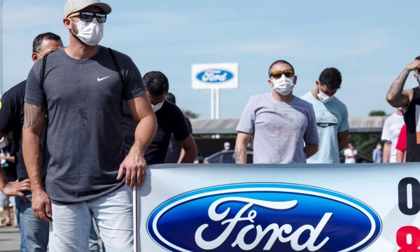 „Ford Brasil“ darbuotojai piketuoja dėl gamyklų uždarymo. Roosevelto Cassio („Reuters“ / „Scanpix“) nuotr.