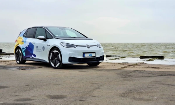VW ID.3 sukuria koncepcinio, o ne serijinio automobilio pojūtį – gerąja ir blogąja prasmėmis. Lino Butkaus (VŽ) nuotr.