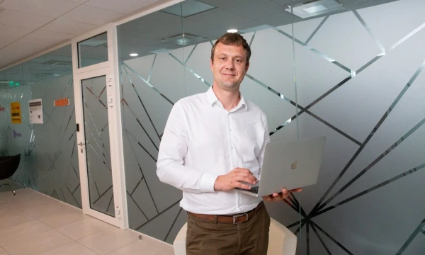Liudas Kanapienis, technologinius sprendimus verslui kuriančio startuolio „Ondato“ vadovas, sako, kad įmonės, kurios įsigilina į šiuolaikinių technologijų siūlomus privalomus, aiškiai supranta, kad tokių sprendimų joms reikės ne ateityje – jų reikėjo jau vakar. Juditos Grigelytės (VŽ) nuotr.
