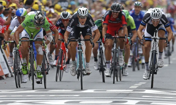 „Tour de France“ lenktynininkai privalo įveikti 21-ą varžybų etapą, bendras jų ilgis – 3.535 km.
„Reuters“ / „Scanpix“ nuotr.